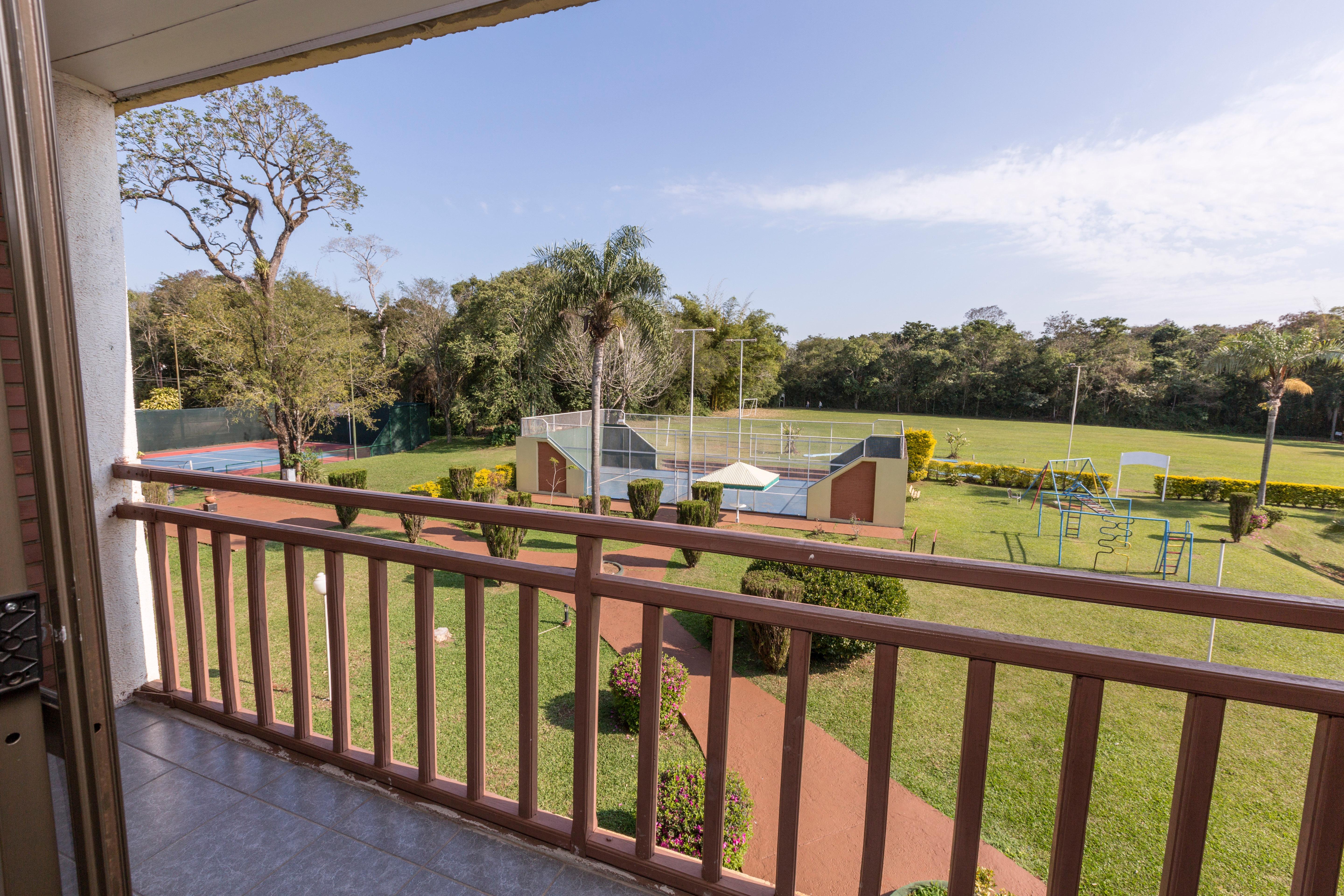 Exe Hotel Cataratas Puerto Iguazú Exterior foto The school's sports fields